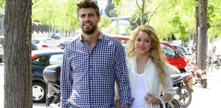 Gerard Piqué y Shakira pasean por las calles de Barcelona, el 15 de abril de 2011