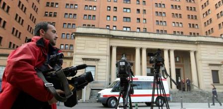 Los medios de comunicación se acumulan en la puerta de la Vall d'Hebron, donde está ingresado Tito Vilanova