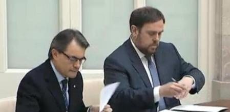 Artur Mas y Oriol Junqueras firman en el Parlament el acuerdo de gobernabilidad que incluye la consulta soberanista en 2014