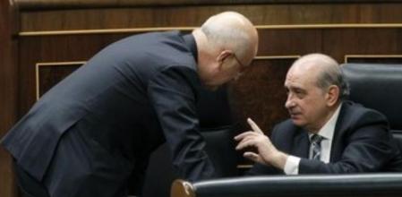 El ministro del Interior, Jorge Fernández Díaz, conversa con el portavoz parlamentario de CiU, Josep Antoni Duran Lleida, en el Congreso.