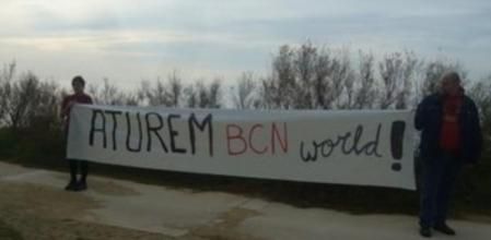 Integrantes de la plataforma contraria a Barcelona World han desplegado una pancarta