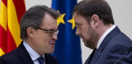 Artur Mas y Oriol Junqueras, durante el acto de firma en el Parlament del acuerdo de estabilidad entre CiU y ERC