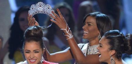 Olivia Culpo en el momento de ser coronada Miss Universo 2012