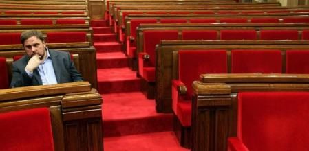 El presidente de ERC, Oriol Junqueras antes del inicio de la primera jornada del pleno de dos días que permitirá a Artur Mas ser investido de nuevo presidente de la Generalitat de Catalunya