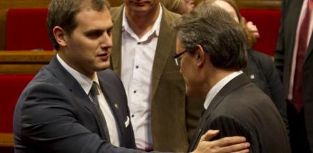 Albert Rivera saluda al presidente Mas tras la reelección de líder de CiU