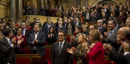 El Parlament de Catalunya aplaude a Artur Mas tras ser investido president
