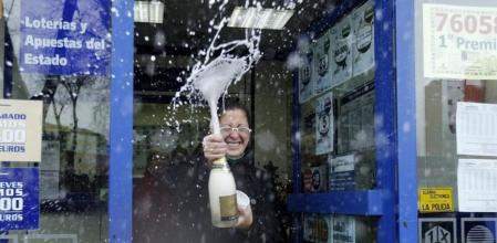 Lotería de Navidad: Alegría en la administración número 12 de Alcalá de Henares, localidad madrileña en la que se han repartido un total de 130 series del primer premio de la Lotería de Navidad, que ha recaído en el número 76.058.