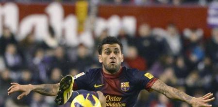 Dani Alves controla un balón.