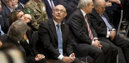El ministro Cristóbal Montoro observa los frescos del Saló Sant Jordi, sentado al lado de los expresidentes de la Generalitat Montilla y Pujol, y de la Delegada del Gobierno en Catalunya, María de los Llanos de Luna