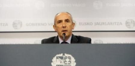 El portavoz del Gobierno vasco, Josu Erkoreka, durante una comparecencia ante los medios de comunicación tras la reunión de Consejo en la sede de la Lehendakaritza en Vitoria