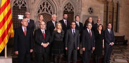 Foto de familia del nuevo Govern. Fila superior (De izq.a der.): Germà Gordó, Neus Munté, Ferran Mascarell, Santi Vila, Josep Maria Pelegrí, Felip Puig y Jordi Baiget. Fila inferior: Boi Ruiz, Andreu Mas-Colell, Joana Ortega, Artur Mas, Francesc Homs, Irene Rigau y Ramon Espadaler.