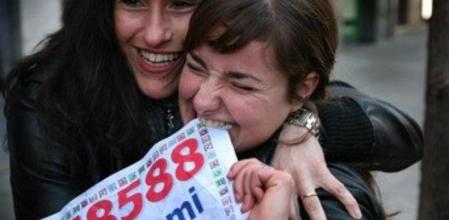 Imagen de archivo que muestra el número agraciado con el primer premio del sorteo de 'El Niño' de 2010