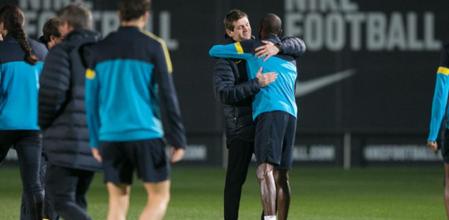 Tito Vilanova y Abidal se abrazan en Sant Joan Despí