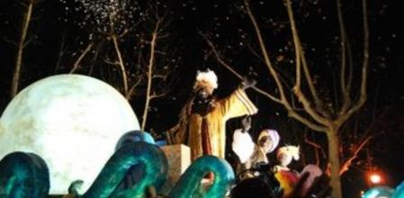 El rey Baltasar saluda durante la cabalgata de Igualada 2012, en el paseo Verdaguer.