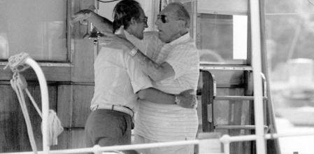 1984 Palma de Mallorca.- El Rey Juan Carlos se despide con un abrazo de su padre, Don Juan de Borbón, Conde de Barcelona, en el Club de Mar de Palma de Mallorca, momentos antes de zarpar éste a bordo del 'Giralda' rumbo a las costas de Levante, dando por finalizada su estancia en aguas mallorquinas