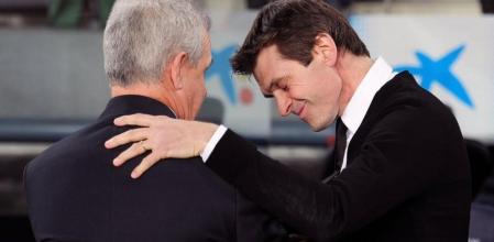 Javier Aguirre y Tito vilanova se saludan antes de empezar el encuentro