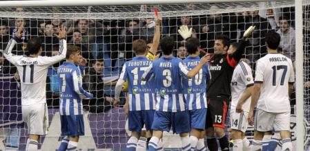 El portero del Real Madrid Antonio Adán tras recibir la cartulina roja en el partido ante la Real Sociedad