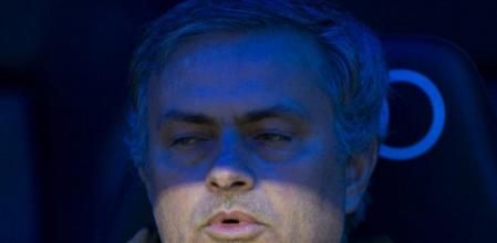 Mourinho en el banquillo con cara de preocupación tras la expulsión de Adan