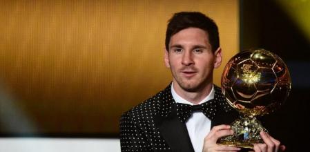 Leo Messi recibe su cuarto Balón de Oro durante la gala FIFA 2012