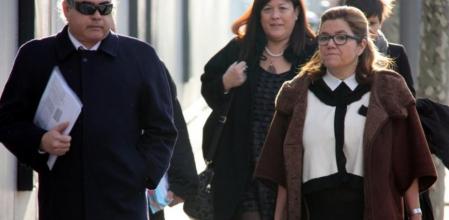 Fidel Pallerols, a la izquierda, llega a la Audiencia de Barcelona, acompañada de su abogada, Berta del Castillo
