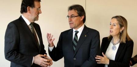 El presidente del Gobierno, Mariano Rajoy; el president de la Generalitat, Artur Mas; y la ministra de Fomento, Ana Pastor, conversan mientras esperan en la estación de Sants de Barcelona al Príncipe Felipe para asistir al viaje inaugural del tramo de alta velocidad Barcelona-Girona-Figueres