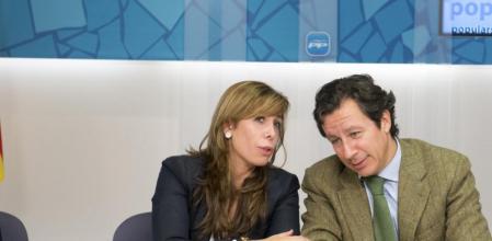 Carlos Floriano y Alícia Sánchez-Camacho conversan durante una reunión con la ejecutiva del PP catalán