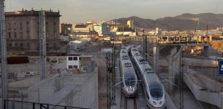 Dos trenes AVE en pruebas se cruzan en Barcelona el día antes de la inauguración de la línea Barcelona-Girona-Figueres