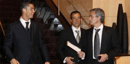 Cristiano Ronaldo, Jorge Mendes y José Mourinho, en una foto de archivo