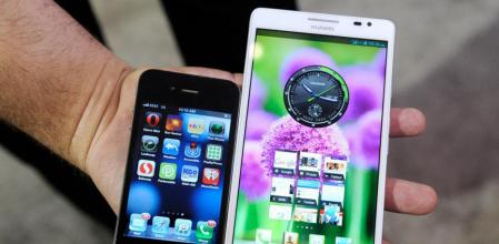 La 'phablet' Ascend Mate de Huawei se muestra junto a un iPhone de Apple durante el Consumer Electronics Show (CES) 2013 en Las Vegas (Nevada)