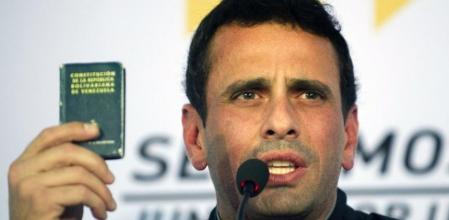 El líder de la oposición venezolana y actual gobernador del estado Miranda, Henrique Capriles, sostiene la Constitución