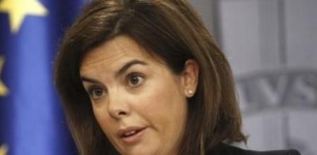 La vicepresidenta del Gobierno, Soraya Sáenz de Santamaría, durante la rueda de prensa que ha ofrecido junto al ministro de Justicia, Alberto Ruiz-Gallardón, tras la reunión del Consejo de Ministros.