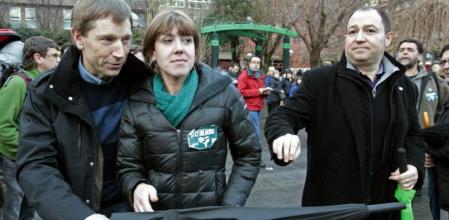 Archivo: Los dirigentes de la izquierda abertzale, Rufi Etxeberria, (i) y Pernando Barrena, (d) junto a la dirigente de Batasuna francesa, Aurore Martín, (c).