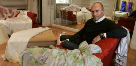 Manuel Mota, junto a algunas de sus creaciones de fiesta y nupciales, en una foto del 2008