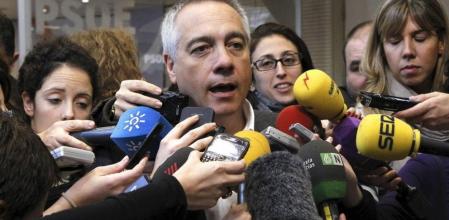 Pere Navarro atiende a los medios.