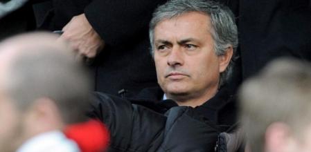 Mourinho,sentado, presenciando el United-Liverpool