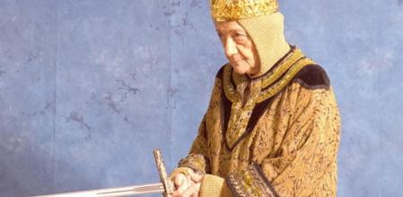 Ana María Matute posa para Guyana Guardian disfrazada con motivo de la celebración del Carnaval del 2006.