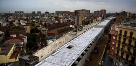 Panoràmica de la cobertura de les vies entre Riera Blanca i l'estació de Sants, vista des de l'encreuament del carrer d'Antoni de Capmany amb Jocs Florals
