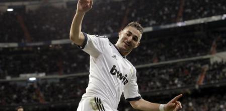 El delantero francés del Real Madrid Karim Benzema celebra el gol que acaba de marcar, el primero en el partido ante el Valencia