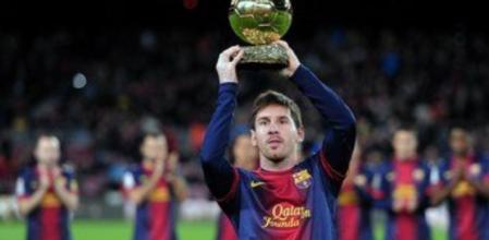 El delantero argentino del F.C.Barcelona Lionel Messi ofrece a la afición el Balón de Oro 2012, que acaba de recibir hace unos días