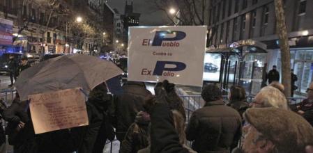Unas doscientas personas se han concentrado, convocadas a través de las redes sociales, en las cercanías de la sede del PP en la calle Génova de Madrid en protesta por la corrupción política, ante una fuerte presencia policial.