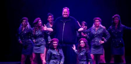 Kim Dotcom, rodeado de modelos en la presentación de Mega.