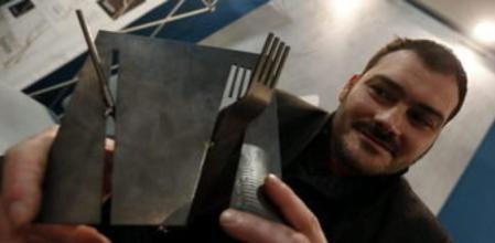 El cocinero gallego Iago Castrillón, del restaurante Acio de Santiago de Compostela, posa tras ganar el premio 