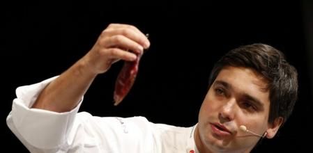 El cocinero brasileño Rafael Cardoso, durante su intervención en la conferencia 'La Influencia de Minas Gerais en el escenario brasileño', en la primera jornada de Madrid Fusión