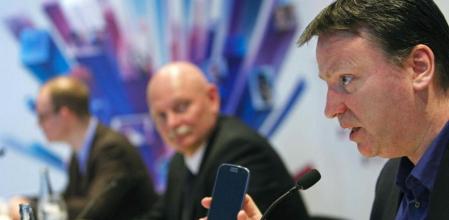 Michael O'Hara, máximo responsable, junto a John Hoffman (i), de GSMA, la organizadora del Mobile World Congress 2013