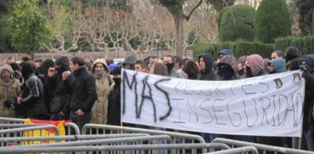 Mossos con banderas españolas delante del Parlament