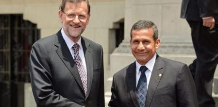 El presidente del Ejecutivo español, Mariano Rajoy, saluda al presidente de Perú, Ollanta Humala, durante una ceremonia en el Palacio de Gobierno en Lima