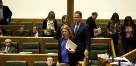 Los parlamentarios del PP, Arantza Quiroga (c), Antonio Basagoiti (4d) e Iñaki Oyarzábal (5d), entre otros, y de UPyD, abandonan el salón de plenos del Parlamento vasco en protesta por la candidatura a senador del abogado de presos Iñaki Goioaga
