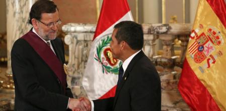 Mariano Rajoy saluda a Ollanta Humala en el Palacio de Gobierno de Lima