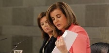 La ministra de Empleo, Fátima Báñez, junto a la vicepresidenta del Gobierno, Soraya Sáenz de Santamaría, en rueda de prensa tras el Consejo de Ministros.