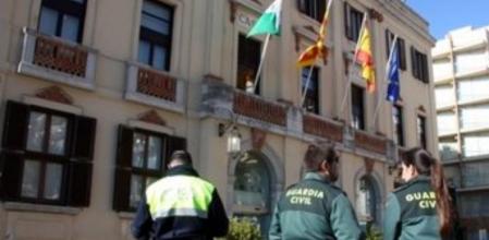 Agentes de la Guardia Civil frente al ayuntamiento de Lloret de Mar